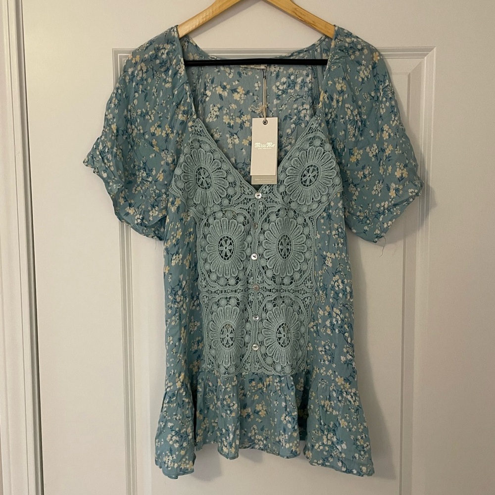NWT Miss Me Buckle Blue Floral with crochet overlay flutter sleeve tunic blouse - Picture 3 of 9